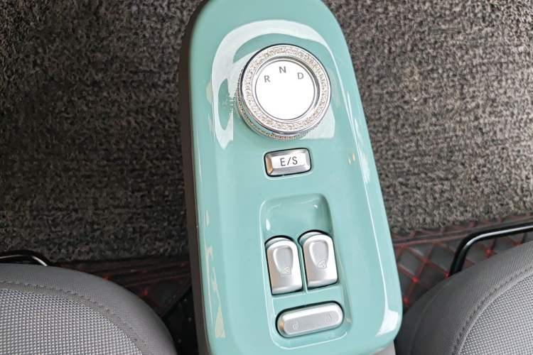 Used CHANGAN NEVO Lumin 2022 155 km – Refreshingly Sweet Edition Gear Lever
