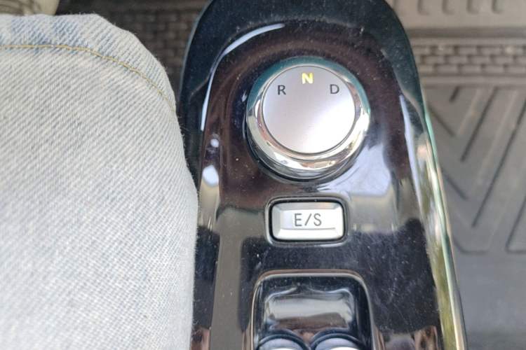 Used CHANGAN NEVO Lumin 2022 155 km – Refreshingly Sweet Edition Gear Lever