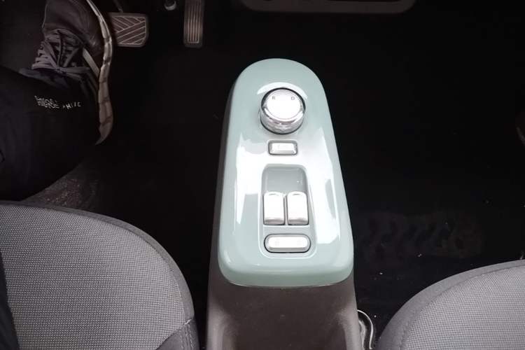 Used CHANGAN NEVO Lumin 2022 155 km – Refreshingly Sweet Edition Gear Lever