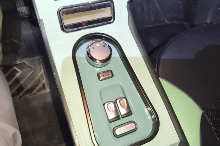 Used CHANGAN NEVO Lumin 2022 155 km – Refreshingly Sweet Edition Gear Lever