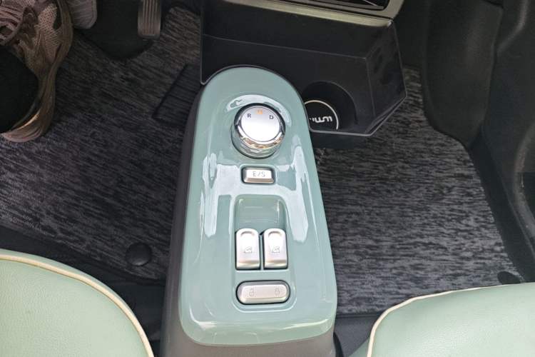Used CHANGAN NEVO Lumin 2022 155 km – Refreshingly Sweet Edition Gear Lever