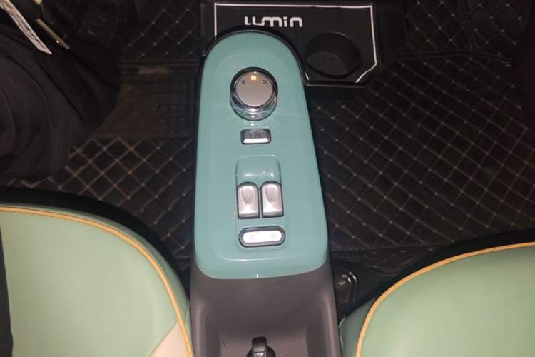 Used CHANGAN NEVO Lumin 2022 155 km – Refreshingly Sweet Edition Gear Lever