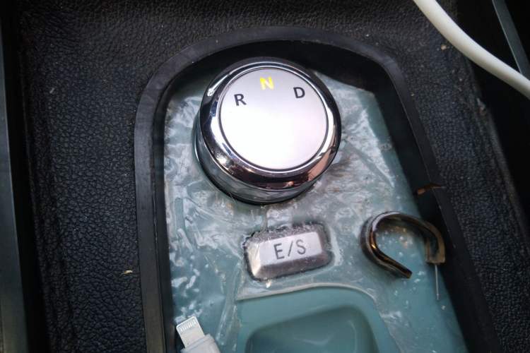 Used CHANGAN NEVO Lumin 2022 155 km – Refreshingly Sweet Edition Gear Lever