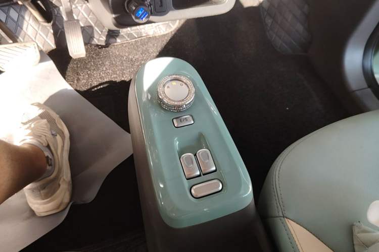 Used CHANGAN NEVO Lumin 2022 210km Sweet Edition Gear Lever