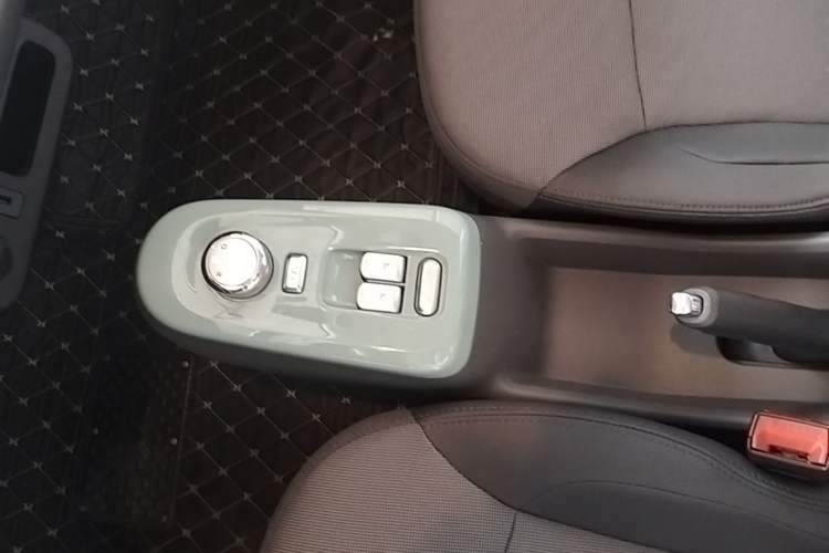 Used CHANGAN NEVO Lumin 2022 155 km – Refreshingly Sweet Edition Gear Lever