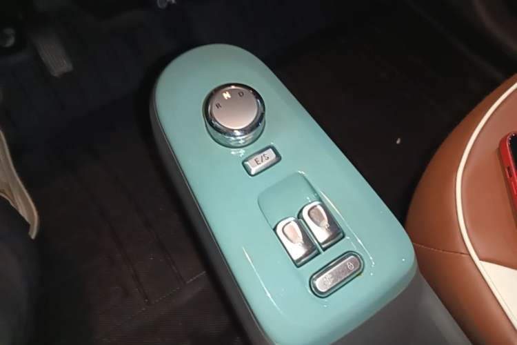 Used CHANGAN NEVO Lumin 2022 210km Sweet Edition Gear Lever