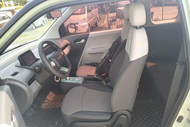 Used CHANGAN NEVO Lumin 2022 155 km – Refreshingly Sweet Edition Left Front Seat