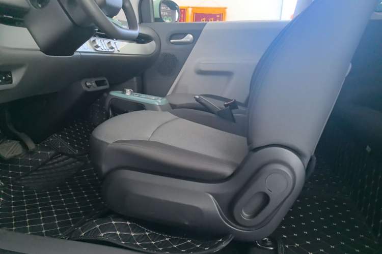 Used CHANGAN NEVO Lumin 2022 155 km – Refreshingly Sweet Edition Left Front Seat