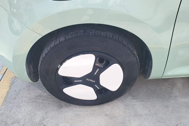 Used CHANGAN NEVO Lumin 2022 155 km – Refreshingly Sweet Edition Left Front Wheel Hub
