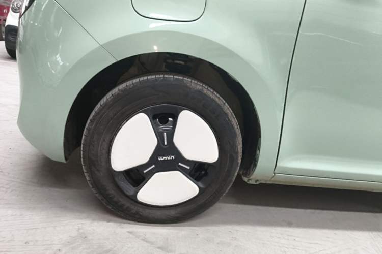 Used CHANGAN NEVO Lumin 2022 155 km – Refreshingly Sweet Edition Left Front Wheel Hub