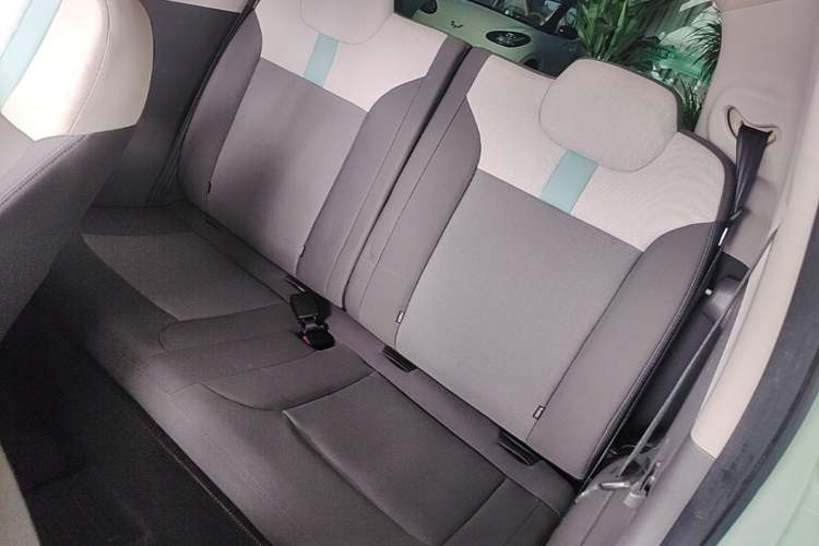Used CHANGAN NEVO Lumin 2022 155 km – Refreshingly Sweet Edition Left Rear Seat