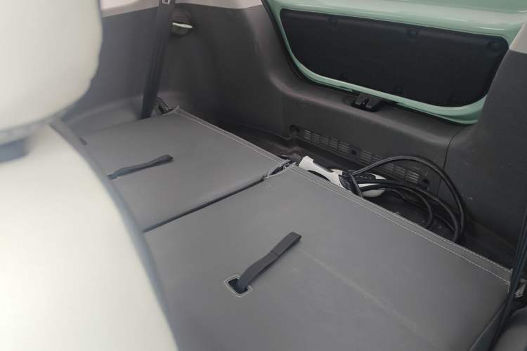 Used CHANGAN NEVO Lumin 2022 155 km – Refreshingly Sweet Edition Left Rear Seat