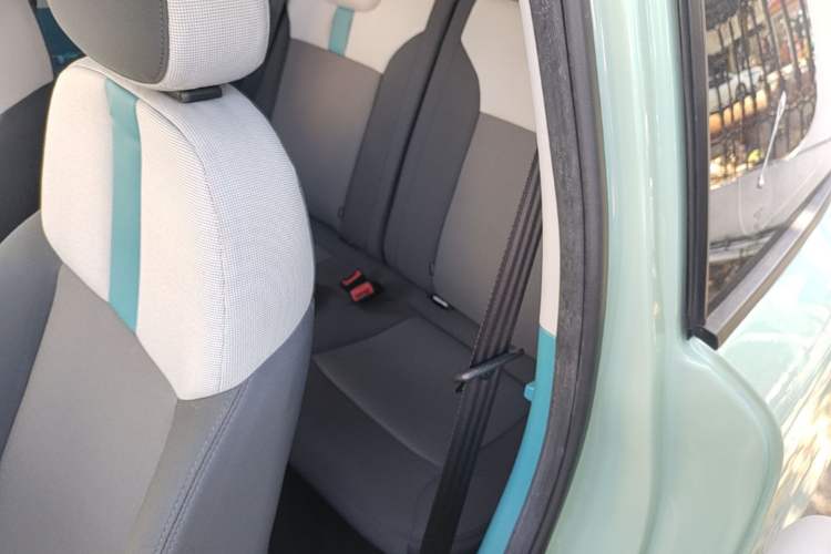 Used CHANGAN NEVO Lumin 2022 155 km – Refreshingly Sweet Edition Left Rear Seat