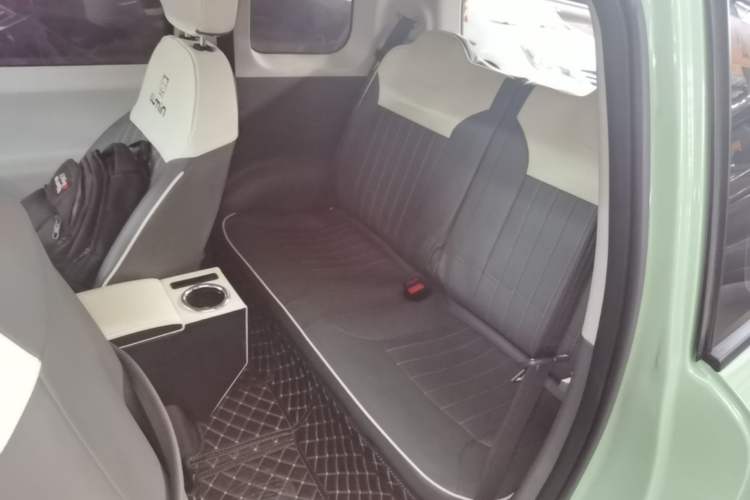 Used CHANGAN NEVO Lumin 2022 155 km – Refreshingly Sweet Edition Left Rear Seat
