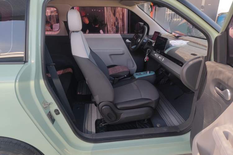 Used CHANGAN NEVO Lumin 2022 155 km – Refreshingly Sweet Edition Right Front Seat