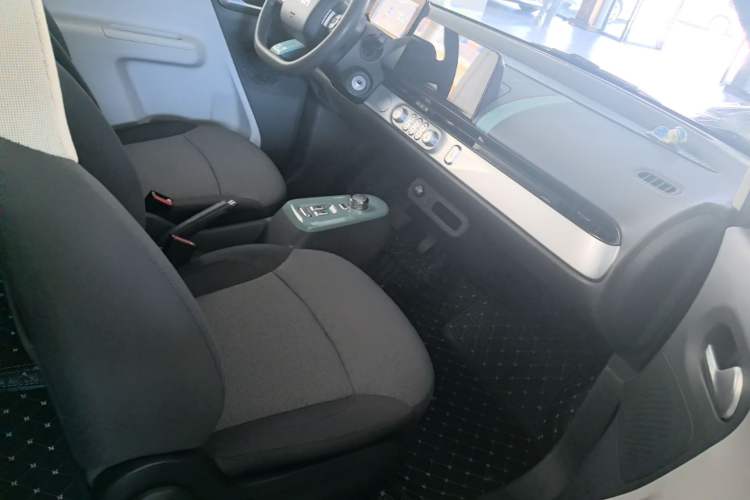 Used CHANGAN NEVO Lumin 2022 155 km – Refreshingly Sweet Edition Right Front Seat