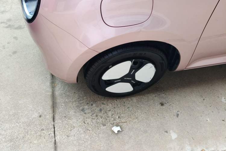 Used CHANGAN NEVO Lumin 2022 155 km – Refreshingly Sweet Edition Left Front Wheel Hub