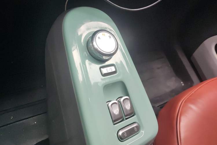 Used CHANGAN NEVO Lumin 2022 210km Sweet Edition Gear Lever