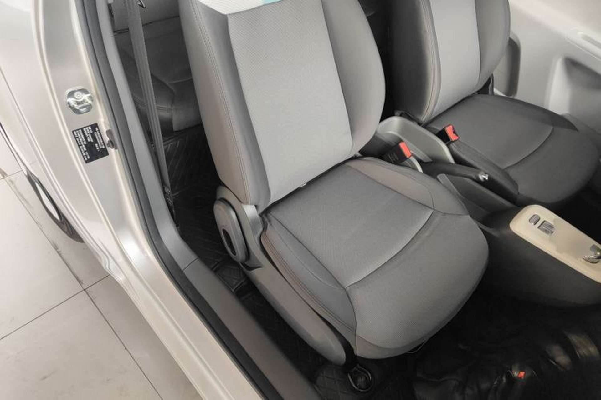 Used CHANGAN NEVO Lumin 2022 155 km – Refreshingly Sweet Edition Right Front Seat