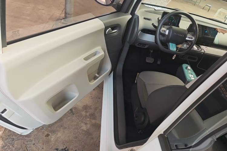 Used CHANGAN NEVO Lumin 2022 155 km – Refreshingly Sweet Edition Driver Seat
