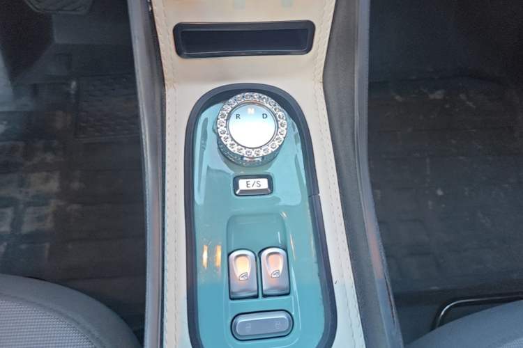 Used CHANGAN NEVO Lumin 2022 155 km – Refreshingly Sweet Edition Gear Lever