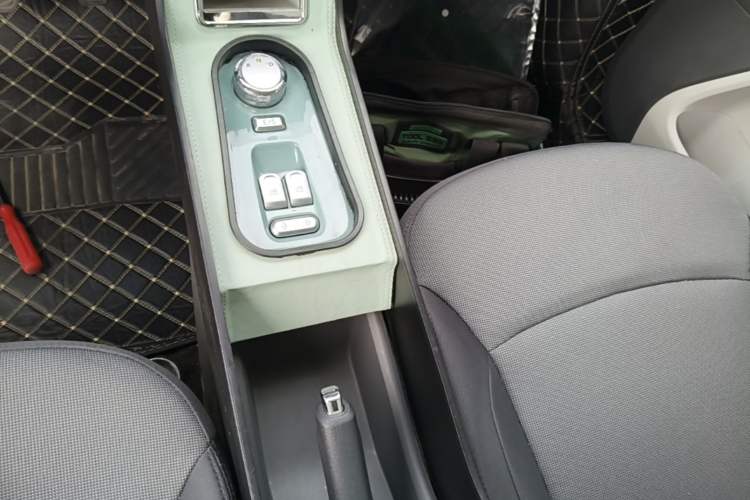 Used CHANGAN NEVO Lumin 2022 155 km – Refreshingly Sweet Edition Gear Lever