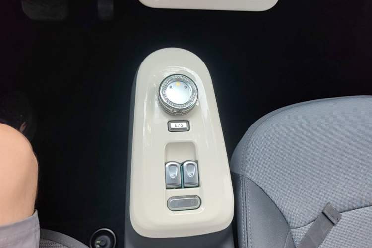 Used CHANGAN NEVO Lumin 2022 155 km – Refreshingly Sweet Edition Gear Lever