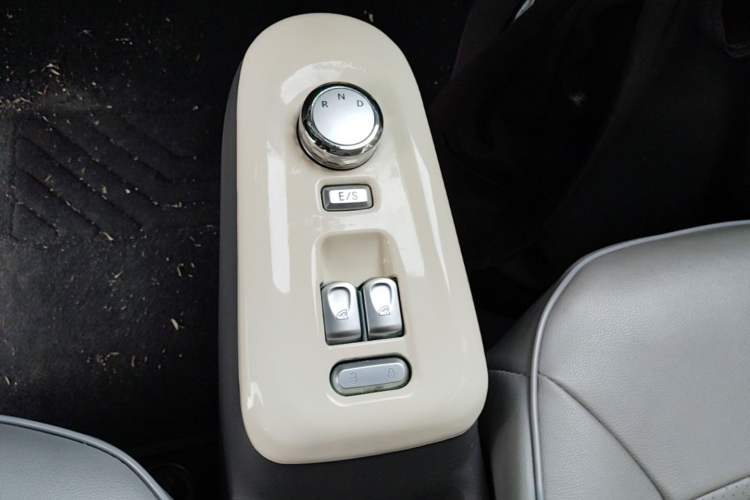 Used CHANGAN NEVO Lumin 2022 155 km – Refreshingly Sweet Edition Gear Lever