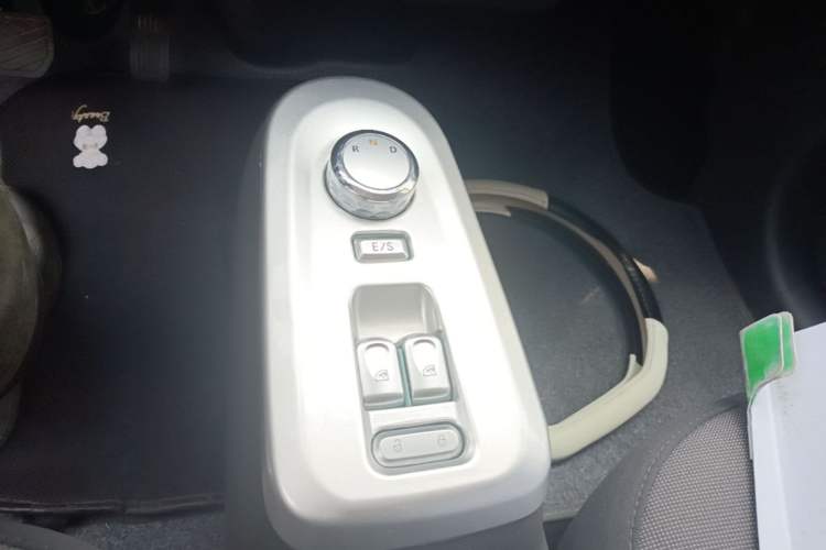 Used CHANGAN NEVO Lumin 2022 155 km – Refreshingly Sweet Edition Gear Lever