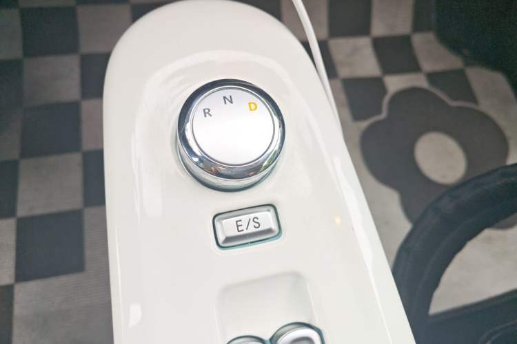 Used CHANGAN NEVO Lumin 2022 155 km – Refreshingly Sweet Edition Gear Lever