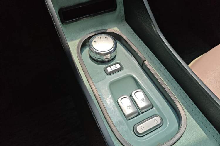 Used CHANGAN NEVO Lumin 2022 155 km – Refreshingly Sweet Edition Gear Lever