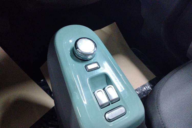 Used CHANGAN NEVO Lumin 2022 155 km – Refreshingly Sweet Edition Gear Lever