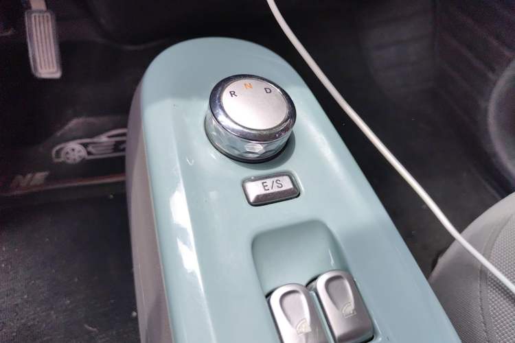 Used CHANGAN NEVO Lumin 2022 155 km – Refreshingly Sweet Edition Gear Lever