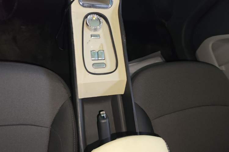 Used CHANGAN NEVO Lumin 2022 155 km – Refreshingly Sweet Edition Gear Lever