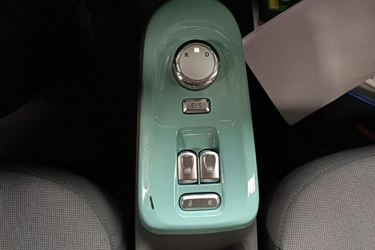 Used CHANGAN NEVO Lumin 2022 155 km – Refreshingly Sweet Edition Gear Lever