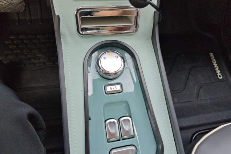 Used CHANGAN NEVO Lumin 2022 155 km – Refreshingly Sweet Edition Gear Lever