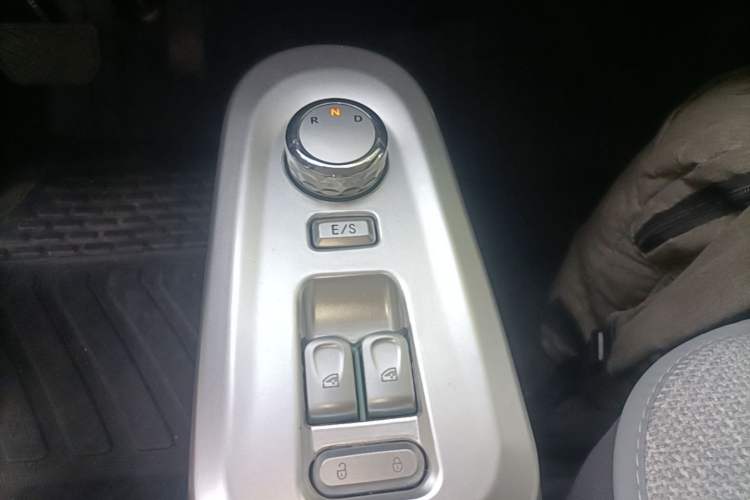 Used CHANGAN NEVO Lumin 2022 155 km – Refreshingly Sweet Edition Gear Lever