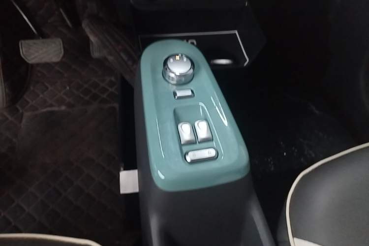 Used CHANGAN NEVO Lumin 2022 155 km – Refreshingly Sweet Edition Gear Lever