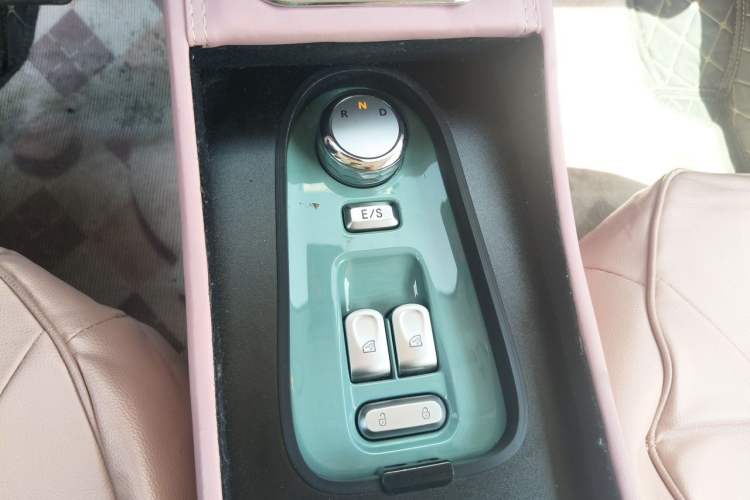 Used CHANGAN NEVO Lumin 2022 155 km – Refreshingly Sweet Edition Gear Lever