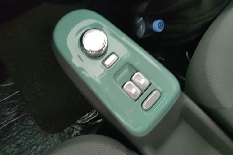 Used CHANGAN NEVO Lumin 2022 155 km – Refreshingly Sweet Edition Gear Lever