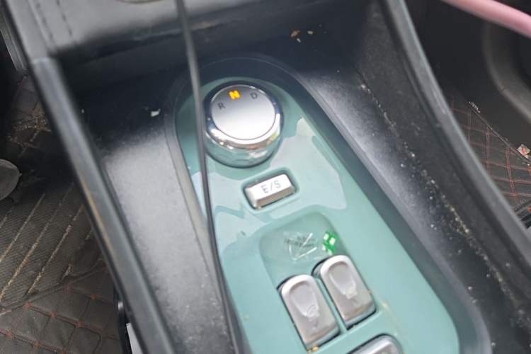 Used CHANGAN NEVO Lumin 2022 155 km – Refreshingly Sweet Edition Gear Lever