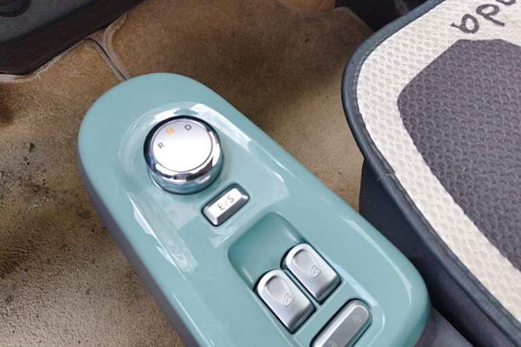 Used CHANGAN NEVO Lumin 2022 155 km – Refreshingly Sweet Edition Gear Lever