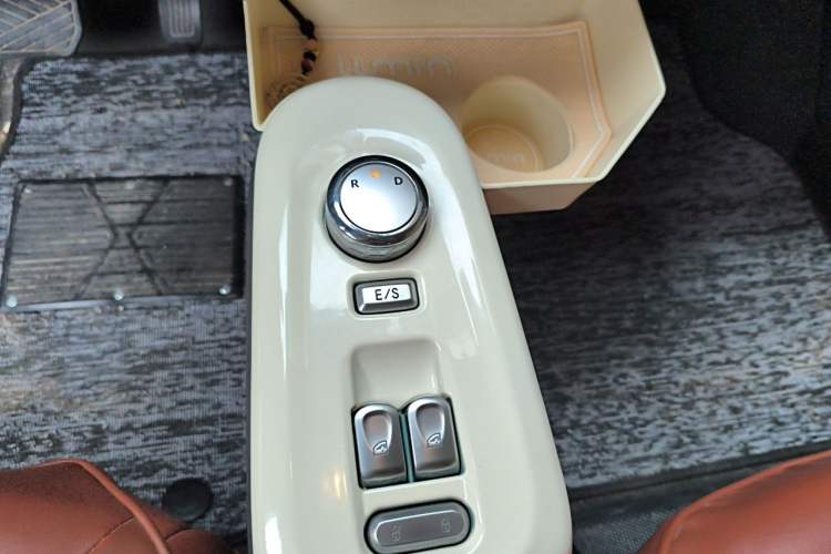 Used CHANGAN NEVO Lumin 2022 155 km – Refreshingly Sweet Edition Gear Lever