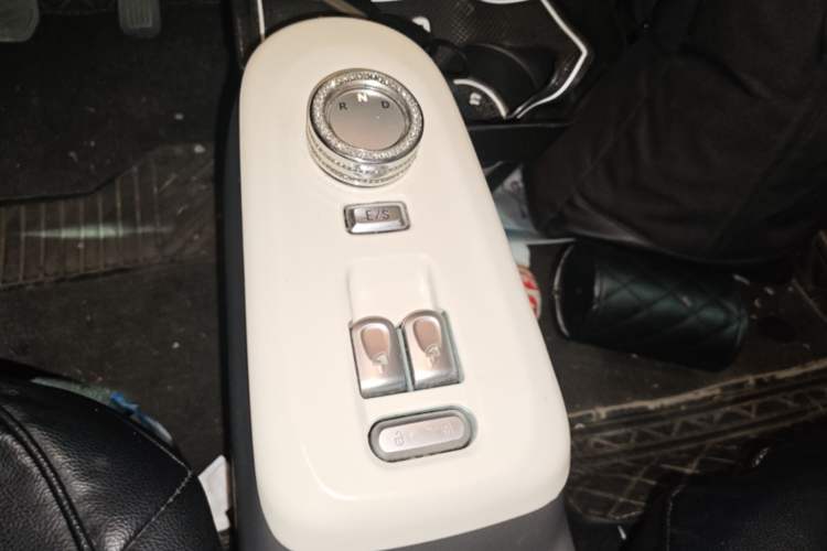 Used CHANGAN NEVO Lumin 2022 155 km – Refreshingly Sweet Edition Gear Lever