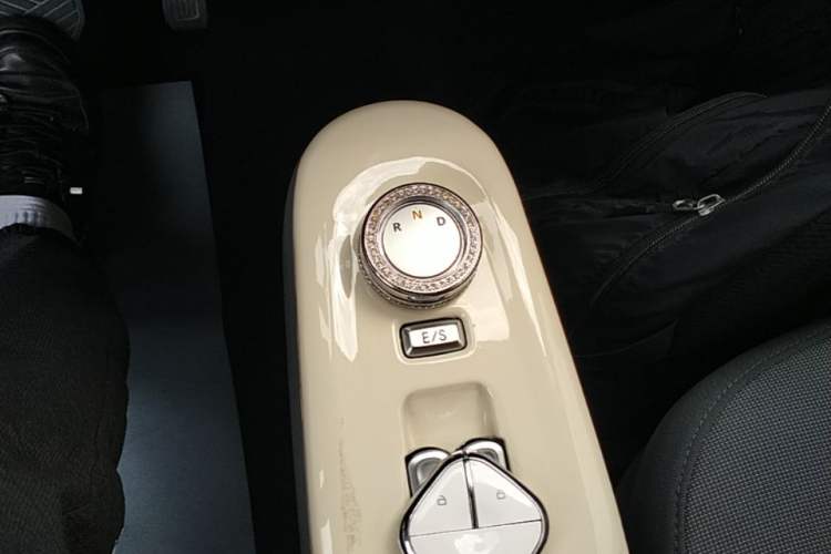 Used CHANGAN NEVO Lumin 2022 155 km – Refreshingly Sweet Edition Gear Lever