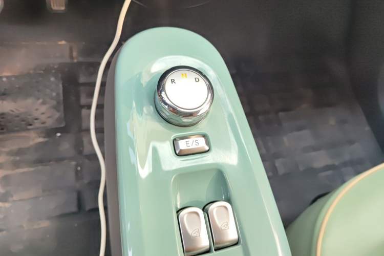 Used CHANGAN NEVO Lumin 2022 155 km – Refreshingly Sweet Edition Gear Lever