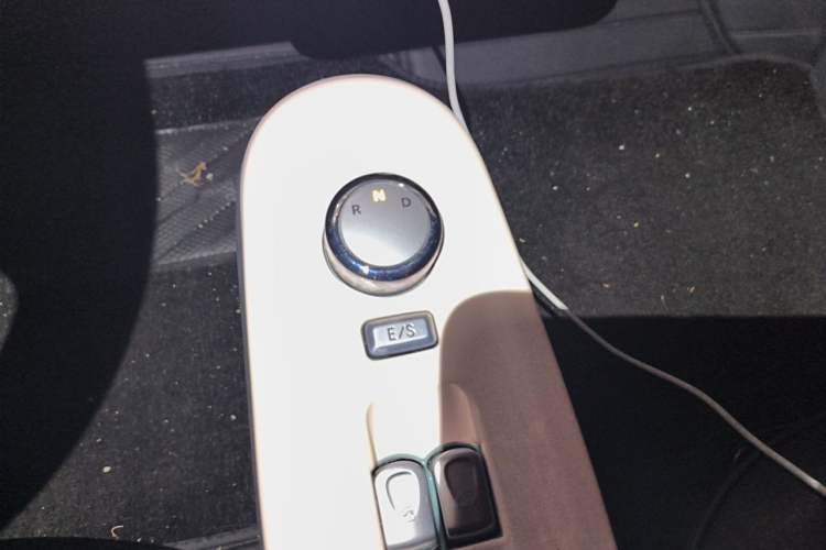 Used CHANGAN NEVO Lumin 2022 155 km – Refreshingly Sweet Edition Gear Lever