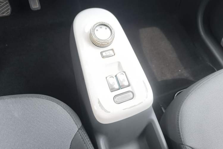 Used CHANGAN NEVO Lumin 2022 155 km – Refreshingly Sweet Edition Gear Lever