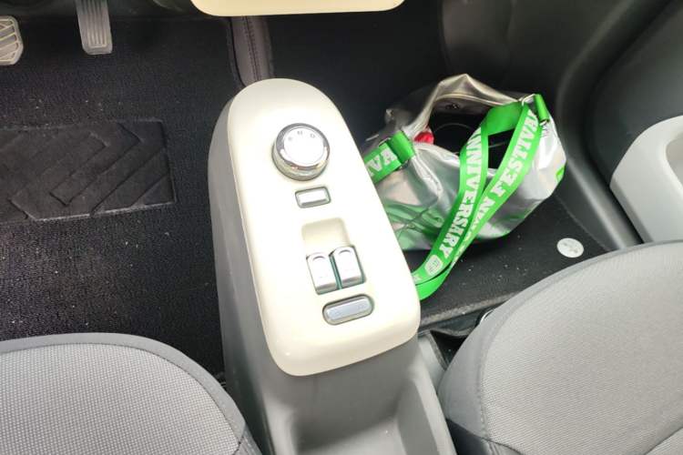 Used CHANGAN NEVO Lumin 2022 155 km – Refreshingly Sweet Edition Gear Lever