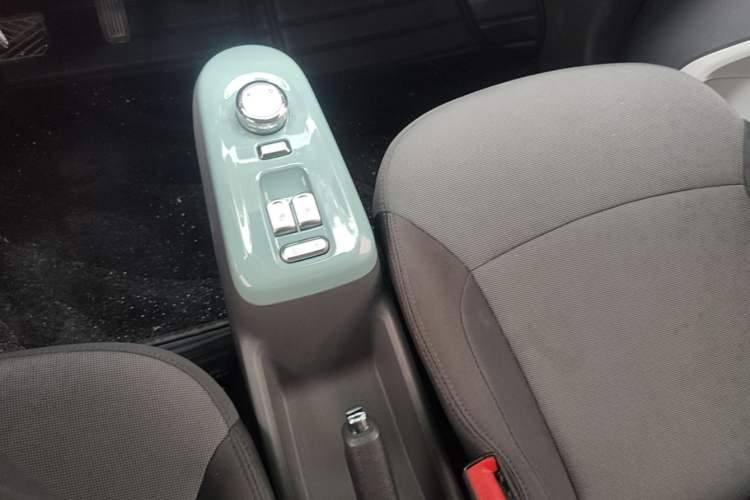 Used CHANGAN NEVO Lumin 2022 155 km – Refreshingly Sweet Edition Gear Lever